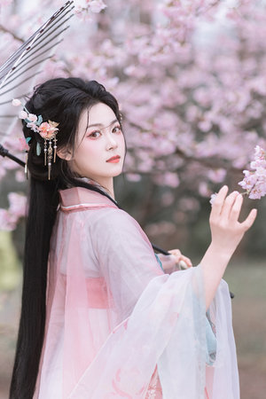 看日中美女玩阴户吃阴茎做爱特写